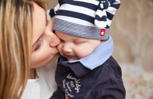 mamma bacia bambino