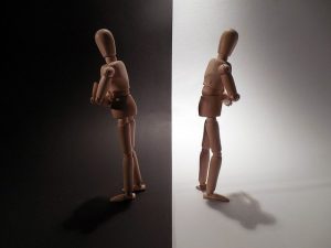 uomini di legno bianco e nero