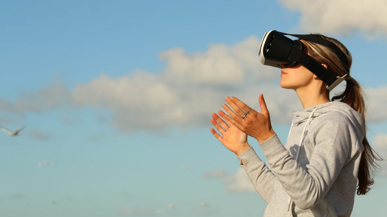 donna con visore realtà virtuale