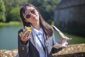 ragazza mangia panino