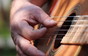 mano suona chitarra